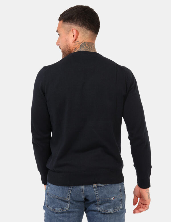 Maglione Gant Blu - Maglione classico in total blu navy con patch logo brand ad altezza cuore. La vestibilità è morbida e ab