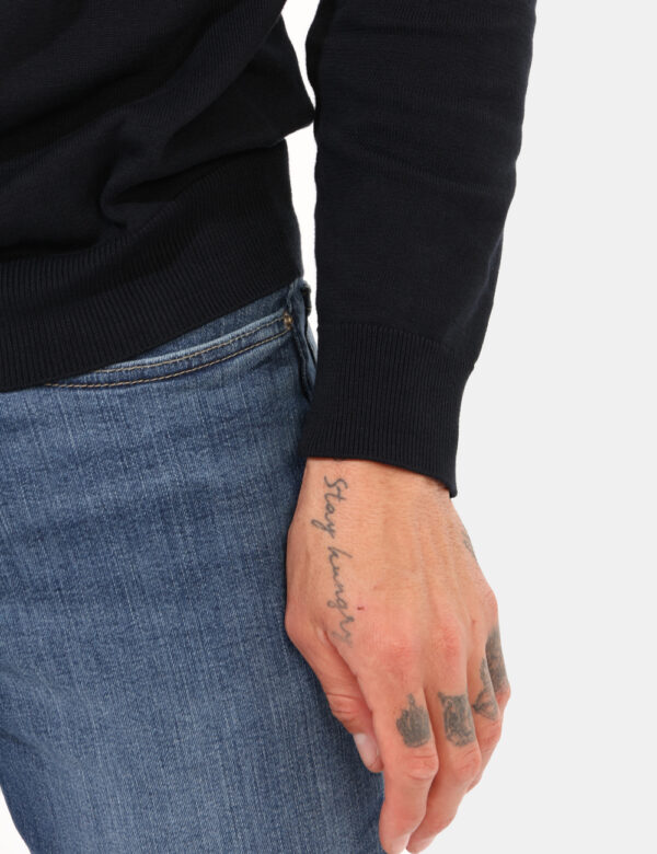Maglione Gant Blu - Maglione classico in total blu navy con patch logo brand ad altezza cuore. La vestibilità è morbida e ab