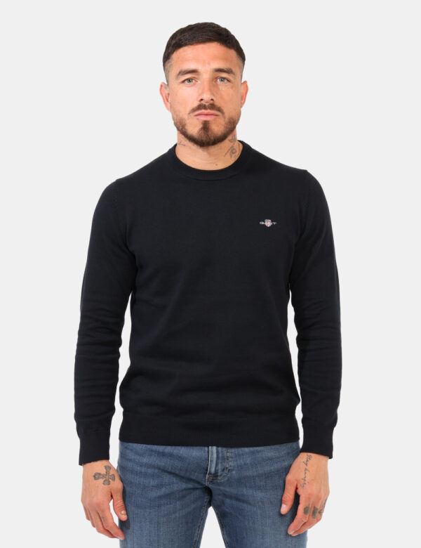 Maglione Gant Blu - Maglione classico in total blu navy con patch logo brand ad altezza cuore. La vestibilità è morbida e ab