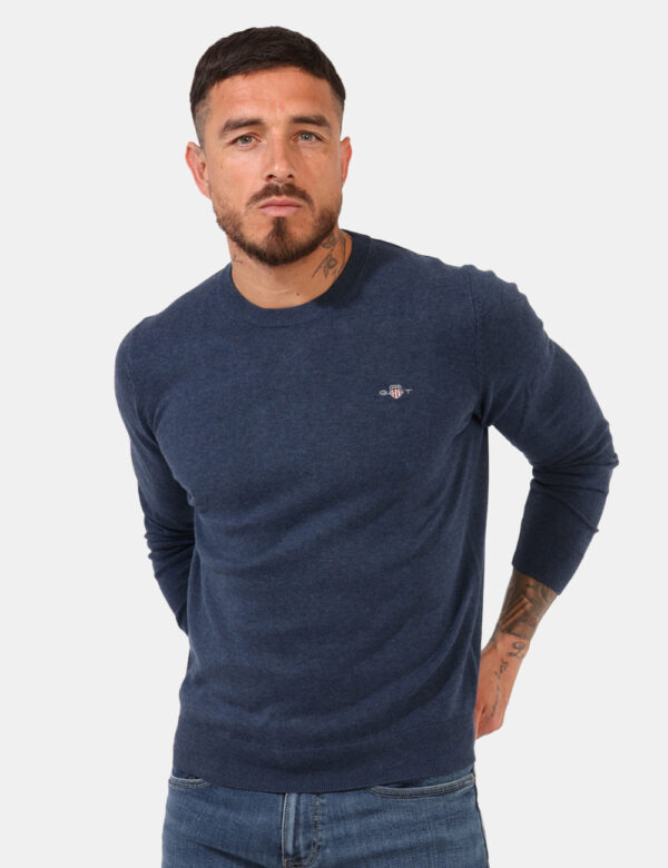 Maglione Gant Blu - Maglione classico in total blu deniim con patch logo brand ad altezza cuore. La vestibilità è morbida e