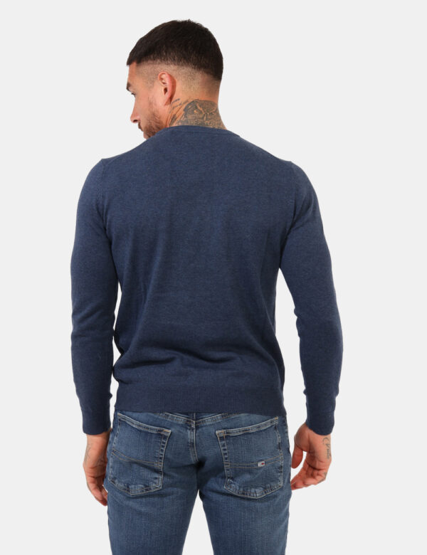 Maglione Gant Blu - Maglione classico in total blu deniim con patch logo brand ad altezza cuore. La vestibilità è morbida e