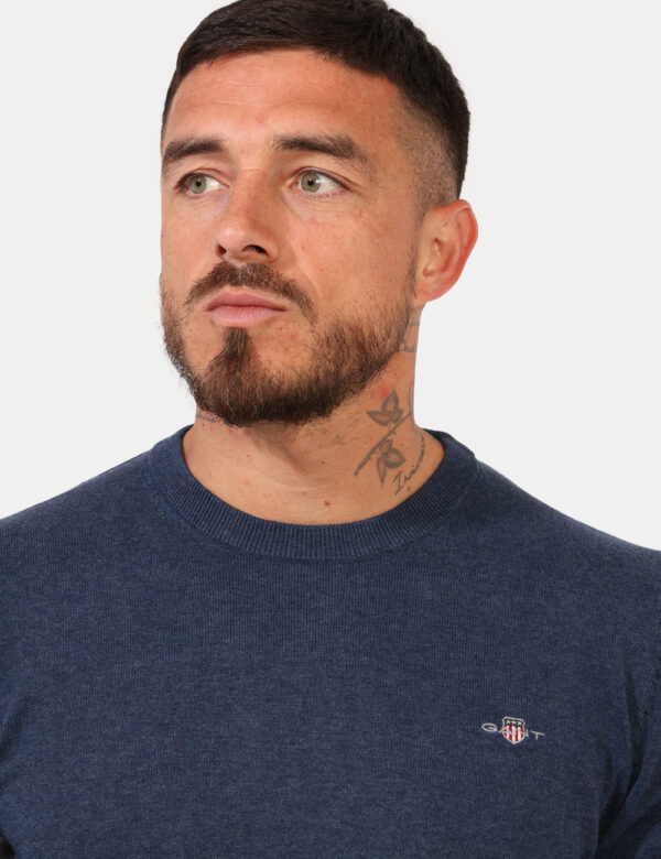 Maglione Gant Blu - Maglione classico in total blu deniim con patch logo brand ad altezza cuore. La vestibilità è morbida e