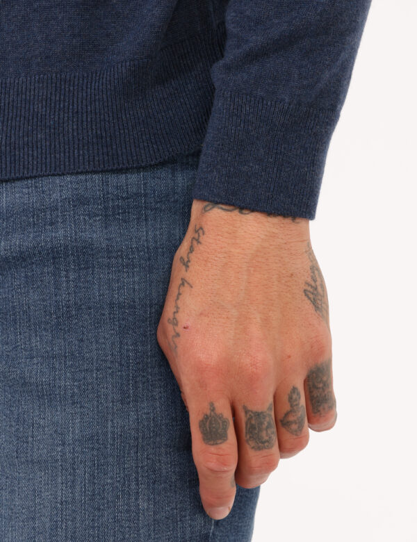 Maglione Gant Blu - Maglione classico in total blu deniim con patch logo brand ad altezza cuore. La vestibilità è morbida e
