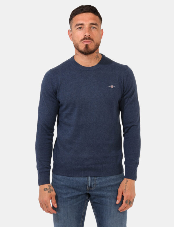 Maglione Gant Blu - Maglione classico in total blu deniim con patch logo brand ad altezza cuore. La vestibilità è morbida e