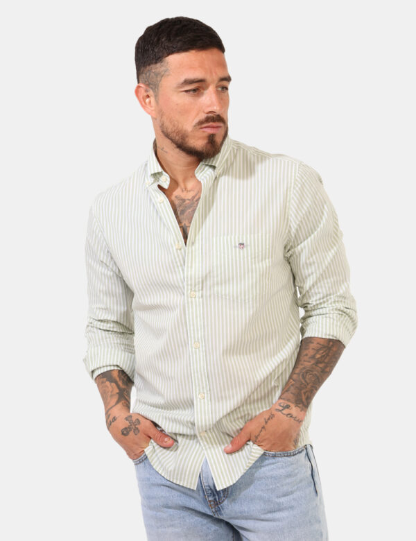 Camicia Gant Verde - Camicia classica su fantasia rigata bianco e verde, con taschino a toppa e patch logo brand. La vestibi