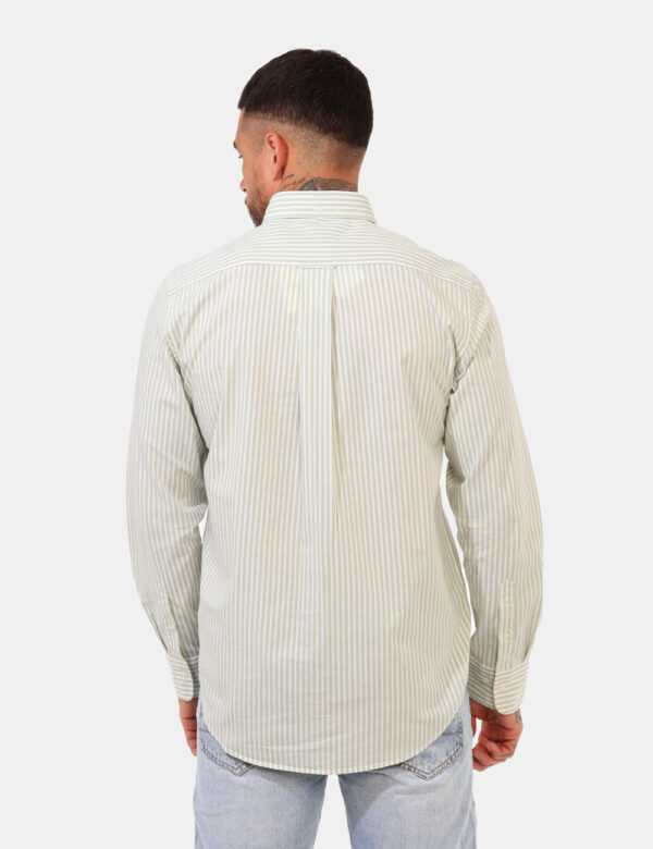 Camicia Gant Verde - Camicia classica su fantasia rigata bianco e verde, con taschino a toppa e patch logo brand. La vestibi