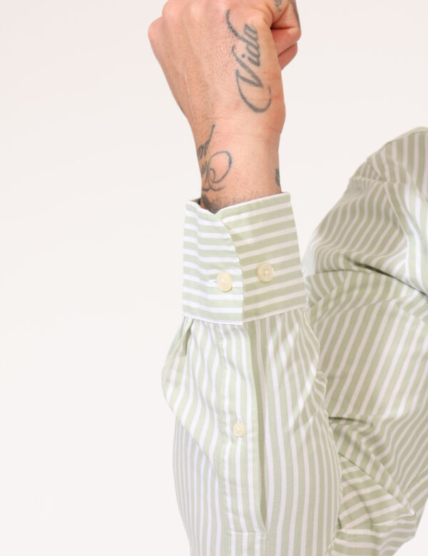 Camicia Gant Verde - Camicia classica su fantasia rigata bianco e verde, con taschino a toppa e patch logo brand. La vestibi