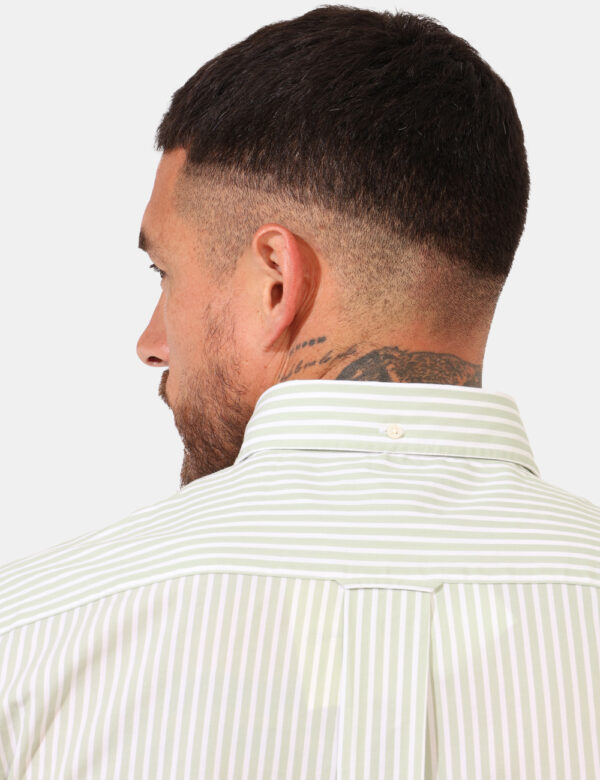 Camicia Gant Verde - Camicia classica su fantasia rigata bianco e verde, con taschino a toppa e patch logo brand. La vestibi