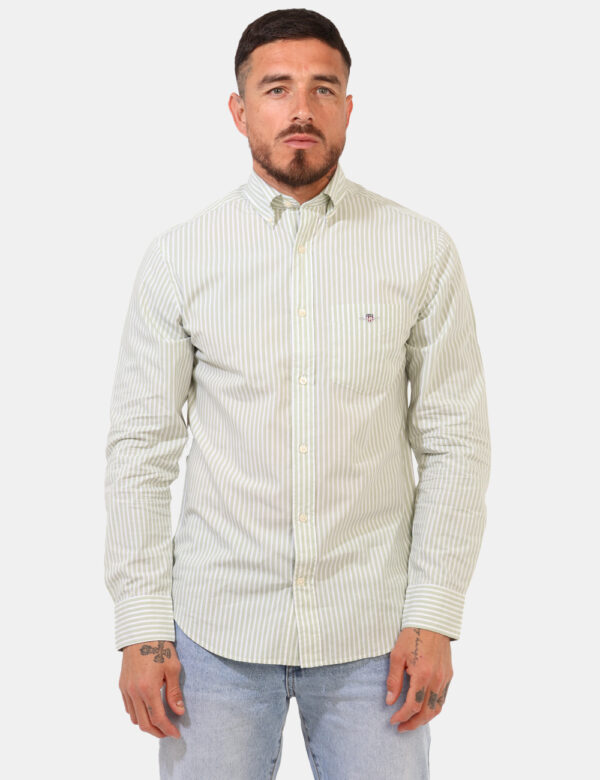 Camicia Gant Verde - Camicia classica su fantasia rigata bianco e verde, con taschino a toppa e patch logo brand. La vestibi