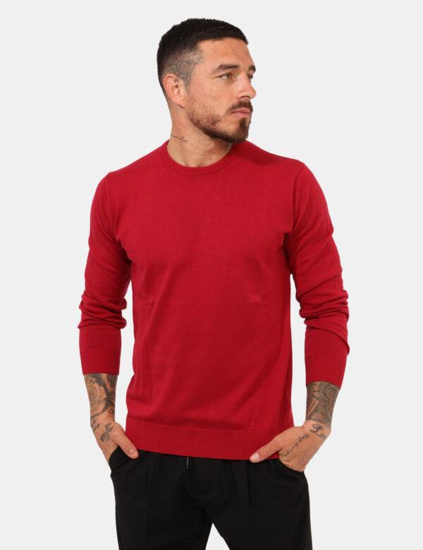 Maglione Goha Rosso - Maglione classico in total rosso laccato. La vestibilità è morbida e regolare. Il maglione è adatto pe