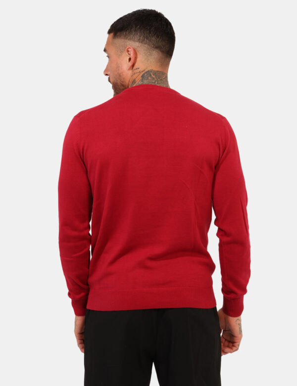 Maglione Goha Rosso - Maglione classico in total rosso laccato. La vestibilità è morbida e regolare. Il maglione è adatto pe