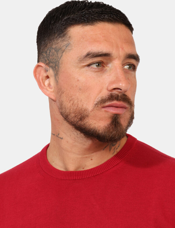 Maglione Goha Rosso - Maglione classico in total rosso laccato. La vestibilità è morbida e regolare. Il maglione è adatto pe