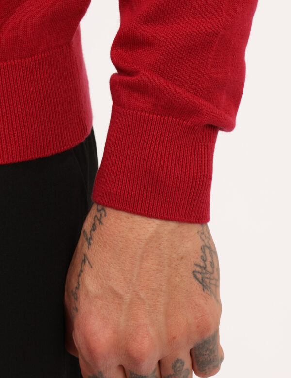 Maglione Goha Rosso - Maglione classico in total rosso laccato. La vestibilità è morbida e regolare. Il maglione è adatto pe