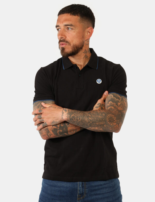 Polo North Sails Nero - Polo in total nero con patch logo brand bianco e blu ad altezza cuore coordinato ai profili di manic