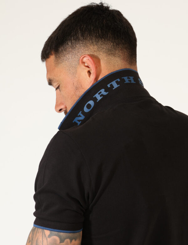 Polo North Sails Nero - Polo in total nero con patch logo brand bianco e blu ad altezza cuore coordinato ai profili di manic
