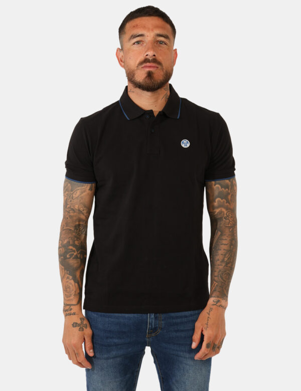 Polo North Sails Nero - Polo in total nero con patch logo brand bianco e blu ad altezza cuore coordinato ai profili di manic
