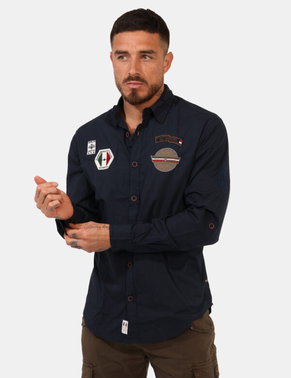 Camicia Aeronautica Italiana Blu - Camicia casual in total blu navy con vari patch che richiamano il brand. La vestibilità è
