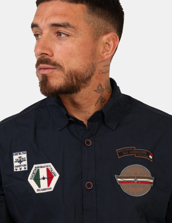 Camicia Aeronautica Italiana Blu - Camicia casual in total blu navy con vari patch che richiamano il brand. La vestibilità è