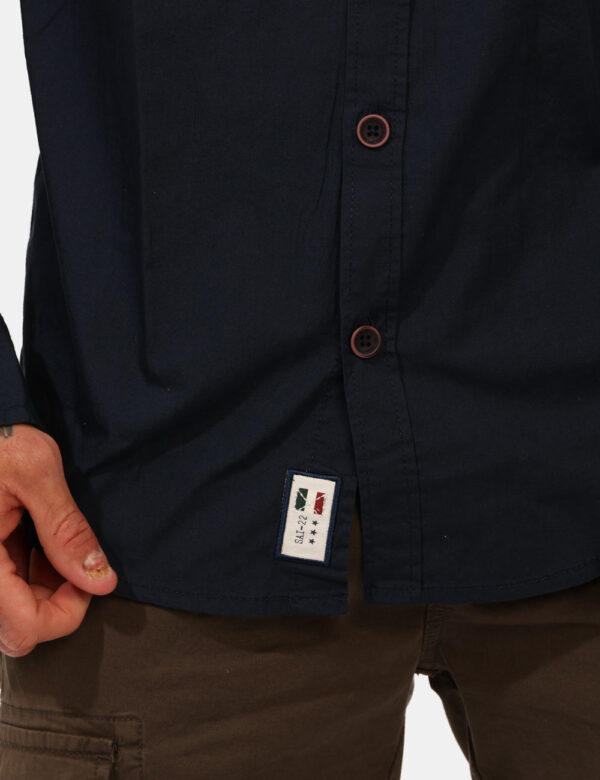 Camicia Aeronautica Italiana Blu - Camicia casual in total blu navy con vari patch che richiamano il brand. La vestibilità è