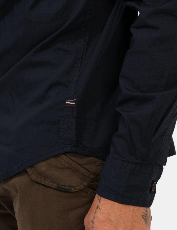 Camicia Aeronautica Italiana Blu - Camicia casual in total blu navy con vari patch che richiamano il brand. La vestibilità è