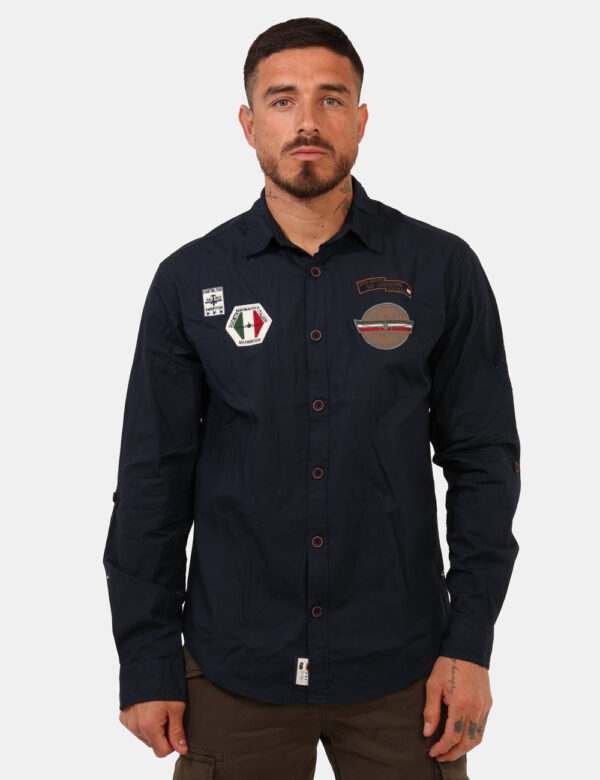 Camicia Aeronautica Italiana Blu - Camicia casual in total blu navy con vari patch che richiamano il brand. La vestibilità è