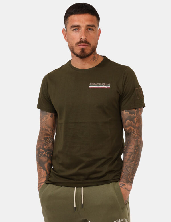 T-shirt Aeronautica Italiana Verde - T-shirt classica su base verde militare con logo brand ad altezza cuore. La vestibilità