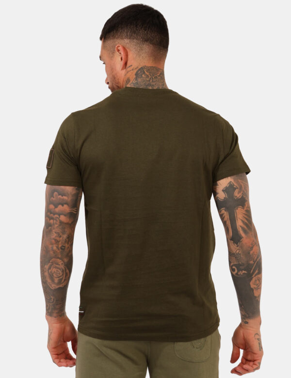 T-shirt Aeronautica Italiana Verde - T-shirt classica su base verde militare con logo brand ad altezza cuore. La vestibilità