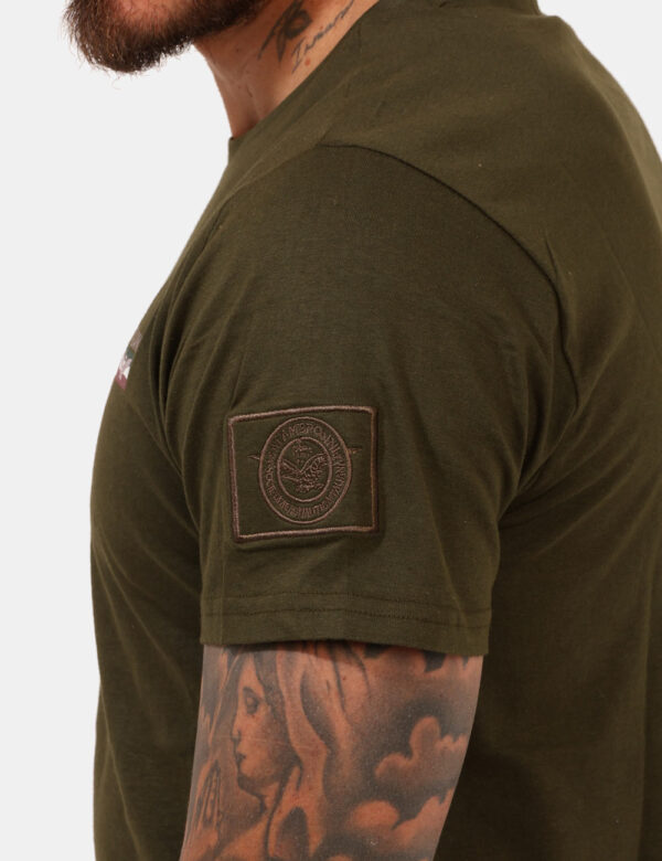 T-shirt Aeronautica Italiana Verde - T-shirt classica su base verde militare con logo brand ad altezza cuore. La vestibilità