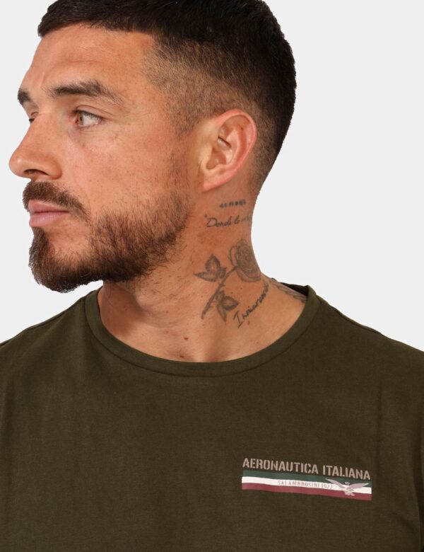 T-shirt Aeronautica Italiana Verde - T-shirt classica su base verde militare con logo brand ad altezza cuore. La vestibilità