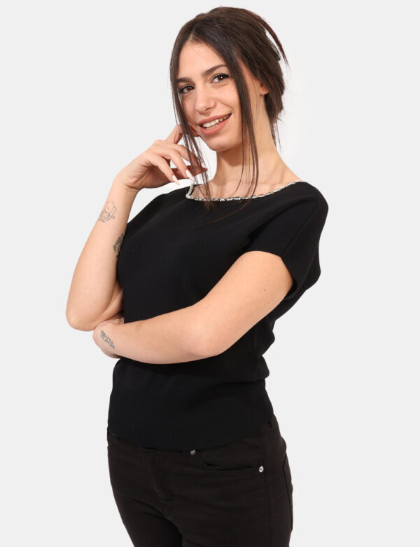 T-shirt Rue De Clerie Nero - T-shirt in maglina in total nero con glitter argentati sul girocollo. La vestibilità è morbida
