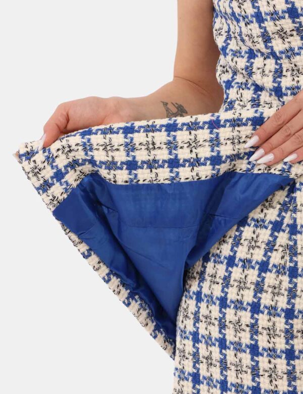 Gilet Materica Panna - Gilet lungo in tessuto su base bianco panna con fantasia a riquadri blu e nera. La vestibilità è morb