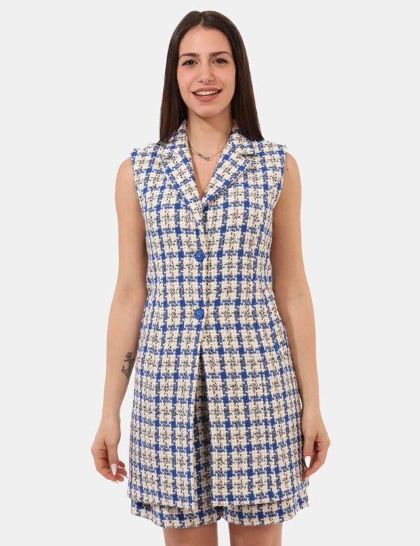 Gilet Materica Panna - Gilet lungo in tessuto su base bianco panna con fantasia a riquadri blu e nera. La vestibilità è morb