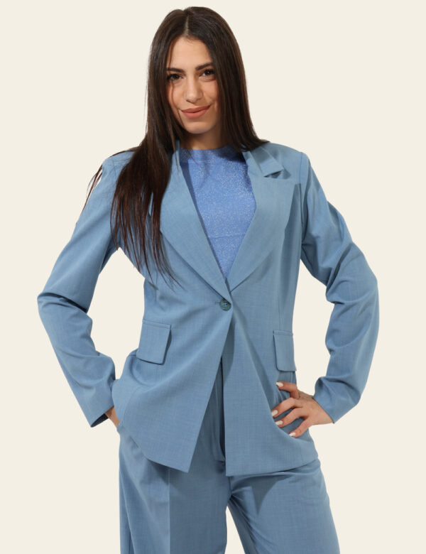Blazer Materica Azzurro - Blazer elegante in total azzurro polvere con tasche fake. La vestibilità è morbida e pratica grazi