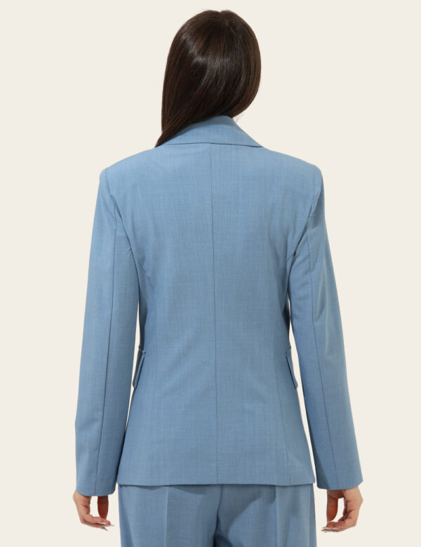 Blazer Materica Azzurro - Blazer elegante in total azzurro polvere con tasche fake. La vestibilità è morbida e pratica grazi