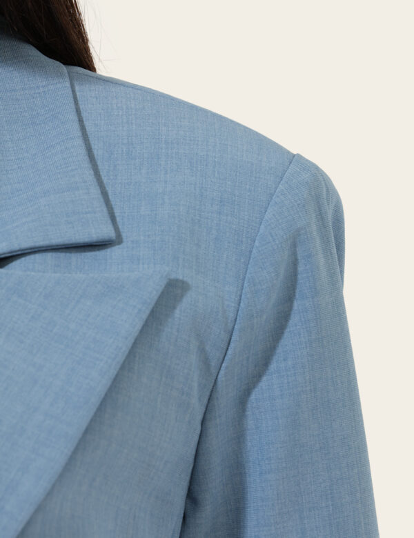 Blazer Materica Azzurro - Blazer elegante in total azzurro polvere con tasche fake. La vestibilità è morbida e pratica grazi