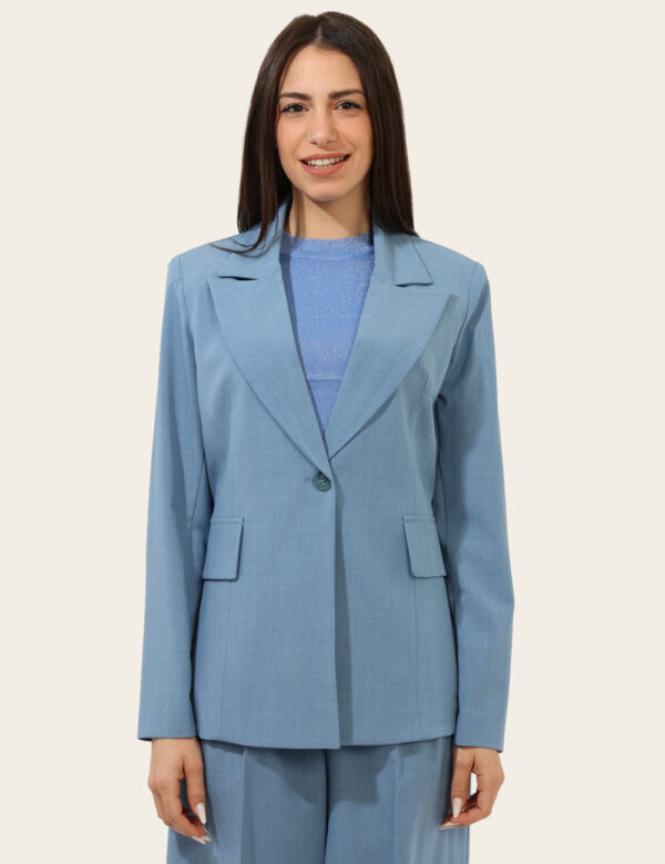 Blazer Materica Azzurro - Blazer elegante in total azzurro polvere con tasche fake. La vestibilità è morbida e pratica grazi