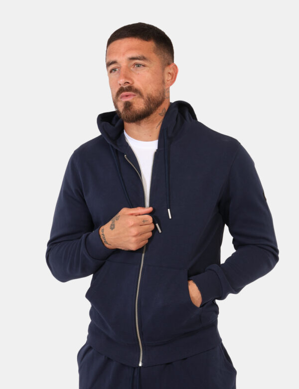 Felpa Gianni Lupo Blu - Felpa con cappuccio in total blu navy, con tasche a taglio trasversale. La vestibilità è morbida e p