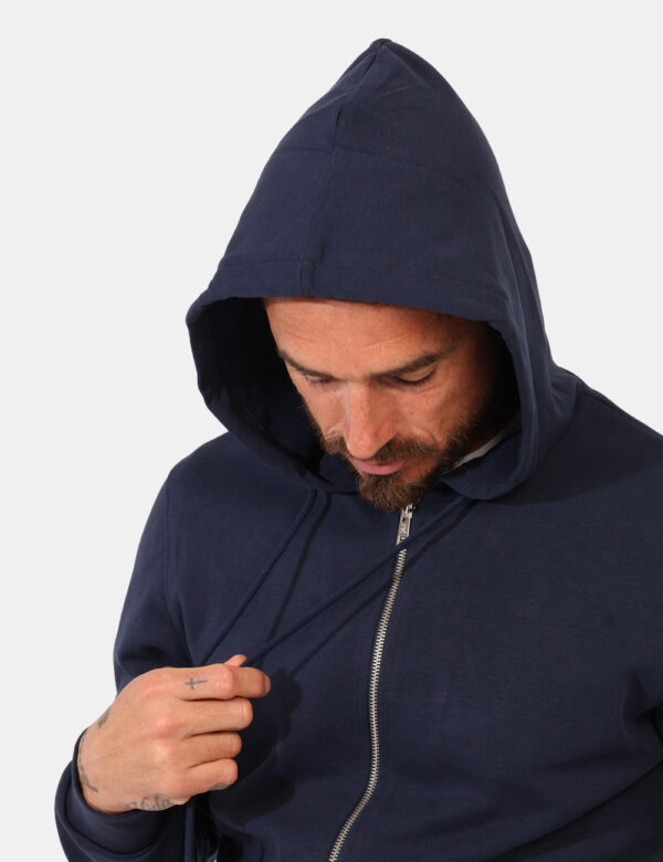 Felpa Gianni Lupo Blu - Felpa con cappuccio in total blu navy, con tasche a taglio trasversale. La vestibilità è morbida e p
