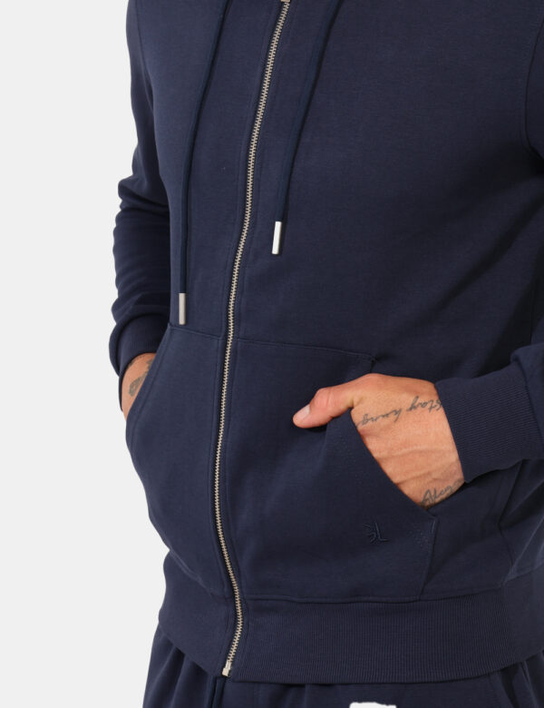 Felpa Gianni Lupo Blu - Felpa con cappuccio in total blu navy, con tasche a taglio trasversale. La vestibilità è morbida e p