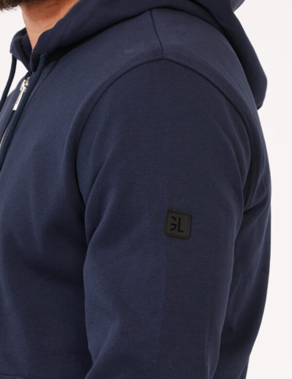 Felpa Gianni Lupo Blu - Felpa con cappuccio in total blu navy, con tasche a taglio trasversale. La vestibilità è morbida e p