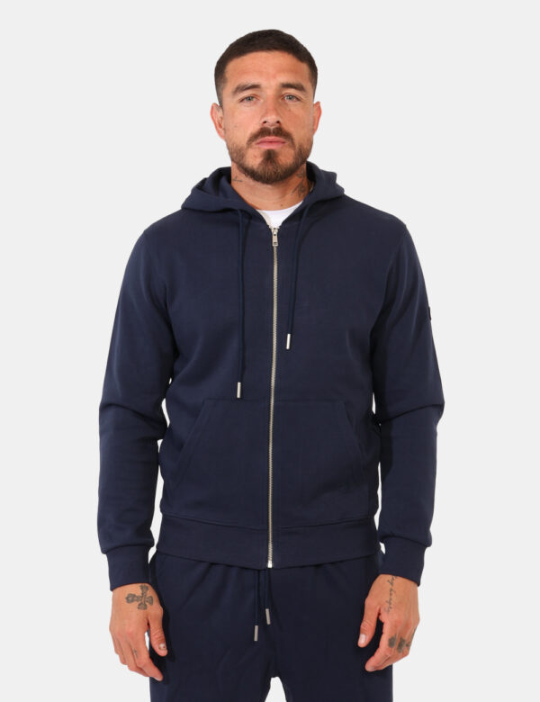 Felpa Gianni Lupo Blu - Felpa con cappuccio in total blu navy, con tasche a taglio trasversale. La vestibilità è morbida e p