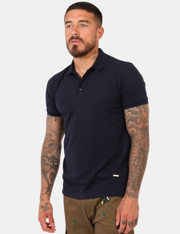 Polo Gianni Lupo Blu - Polo classica in total blu navy. La vestibilità è morbida e pratica grazie a bottoni ad asola in tint