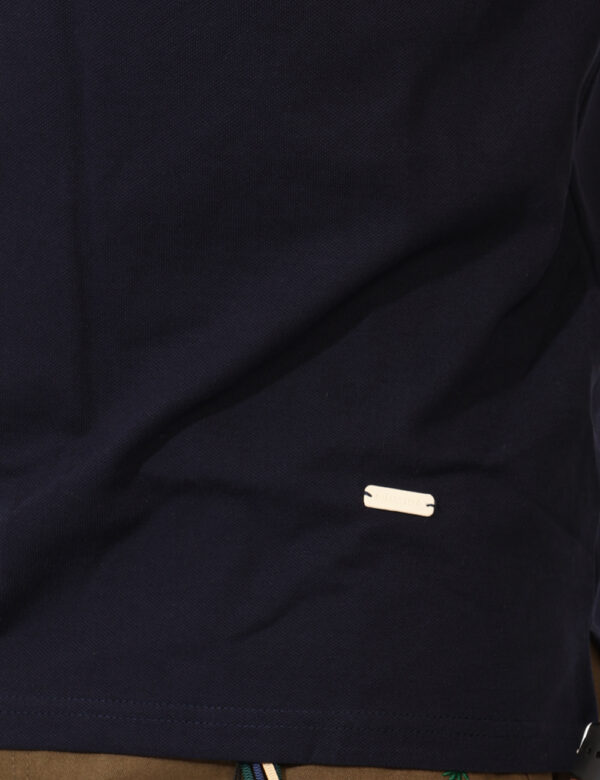 Polo Gianni Lupo Blu - Polo classica in total blu navy. La vestibilità è morbida e pratica grazie a bottoni ad asola in tint
