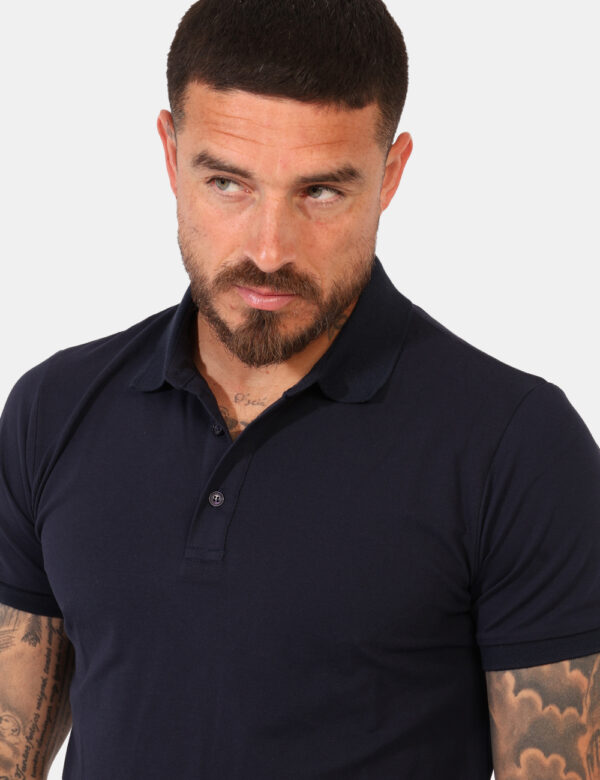 Polo Gianni Lupo Blu - Polo classica in total blu navy. La vestibilità è morbida e pratica grazie a bottoni ad asola in tint