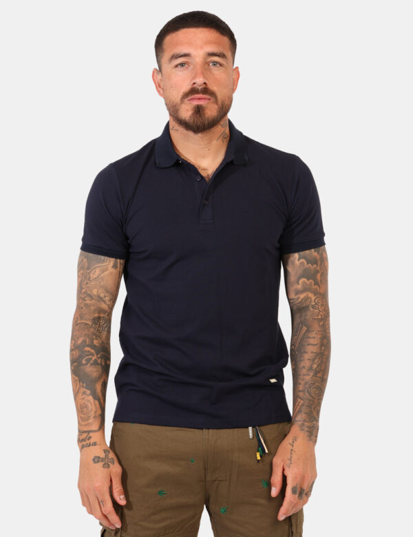Polo Gianni Lupo Blu - Polo classica in total blu navy. La vestibilità è morbida e pratica grazie a bottoni ad asola in tint