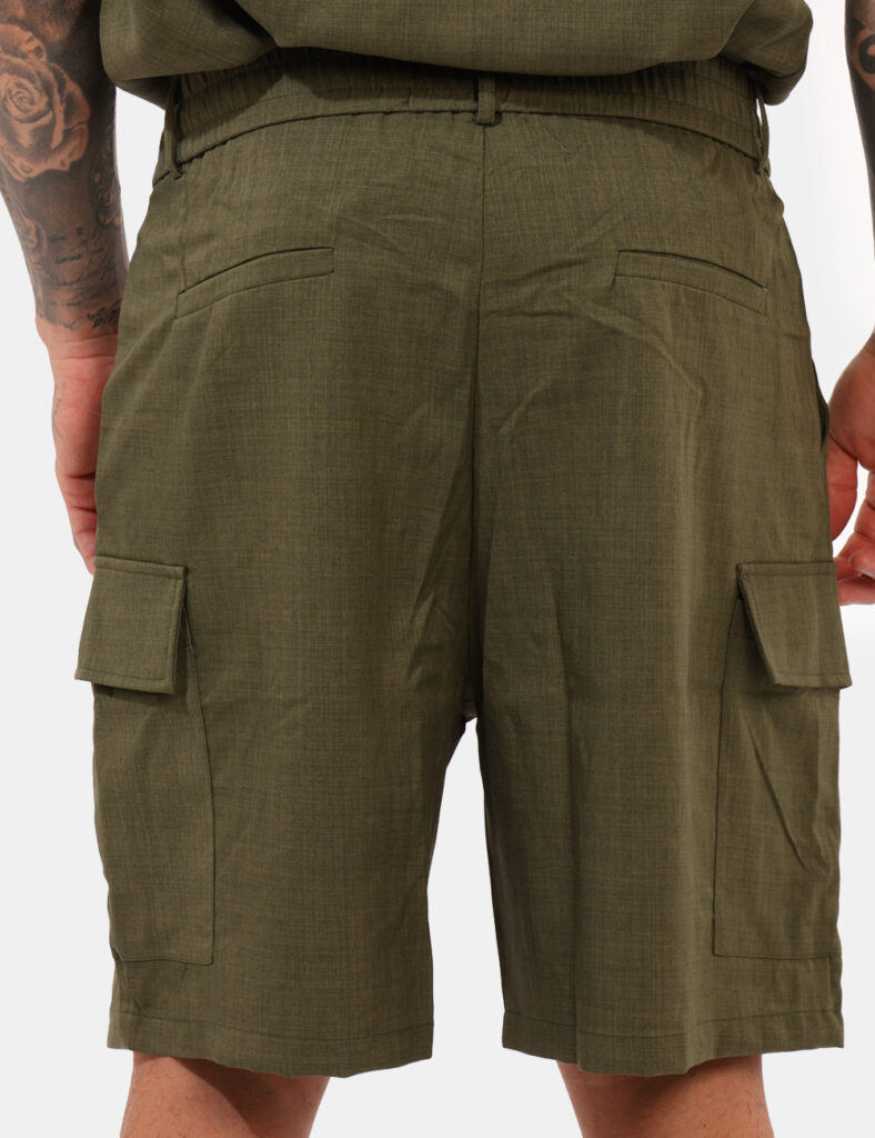 Bermuda Goha Verde - Bermuda in total verde militare, con tasche a taglio trasversale sul fronte, tasche a cargo lateralie f