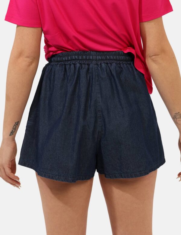Shorts Concept83 Blu - Shorts in total blu denim con tasche a taglio trasversale. La vestibilità è morbida e regolare grazie