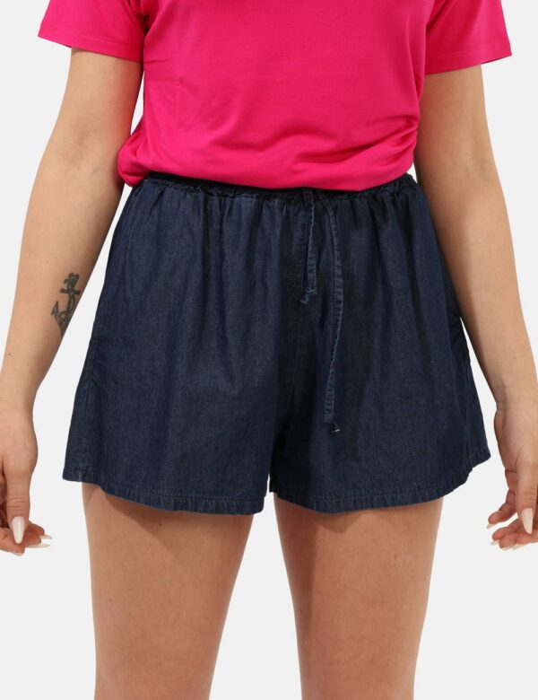 Shorts Concept83 Blu - Shorts in total blu denim con tasche a taglio trasversale. La vestibilità è morbida e regolare grazie