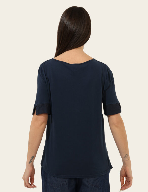 T-shirt Rue De Clerie Blu - T-shirt girocollo in total blu. La vestibilità è morbida e regolare. La t-shirt è adatta per occ