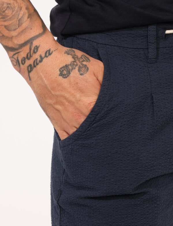 Pantaloni Concept83 Blu - Pantaloni casual, leggeri, in total blu, tasche a taglio trasversale sul fronte e unica tasca a to